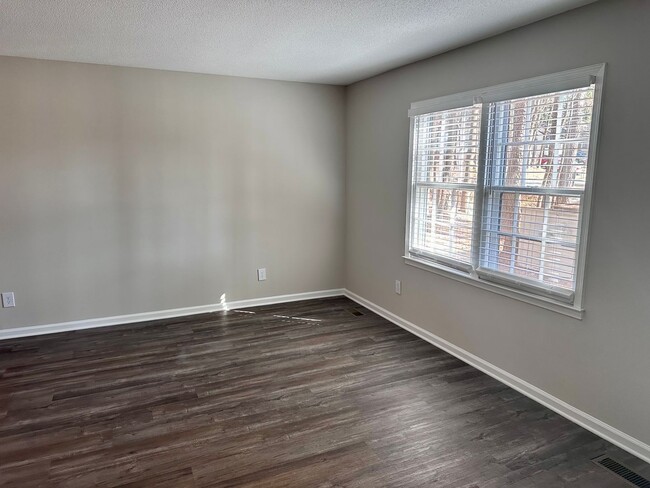 Building Photo - Stunning 2-bedroom, 2 -bathroom Apartment