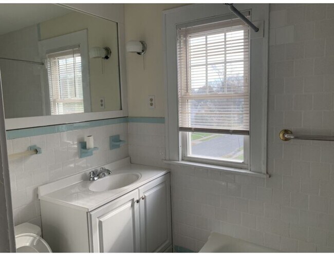 Building Photo - Available Immediately Single Family Home 1800