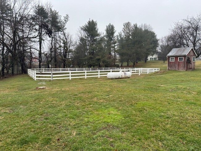 Building Photo - Country Setting-New Providence