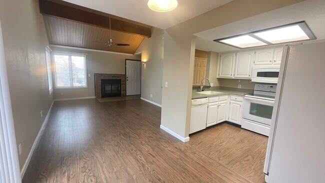 Vista del área de la sala de estar/puerta principal desde el comedor. - 3440 S Delaware Ave