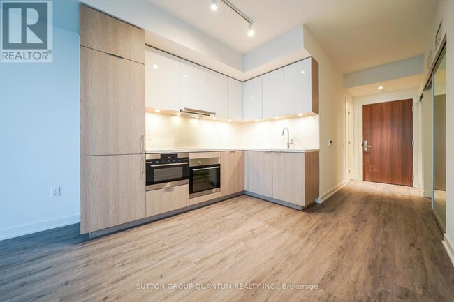 Building Photo - 15 Queens Quay E