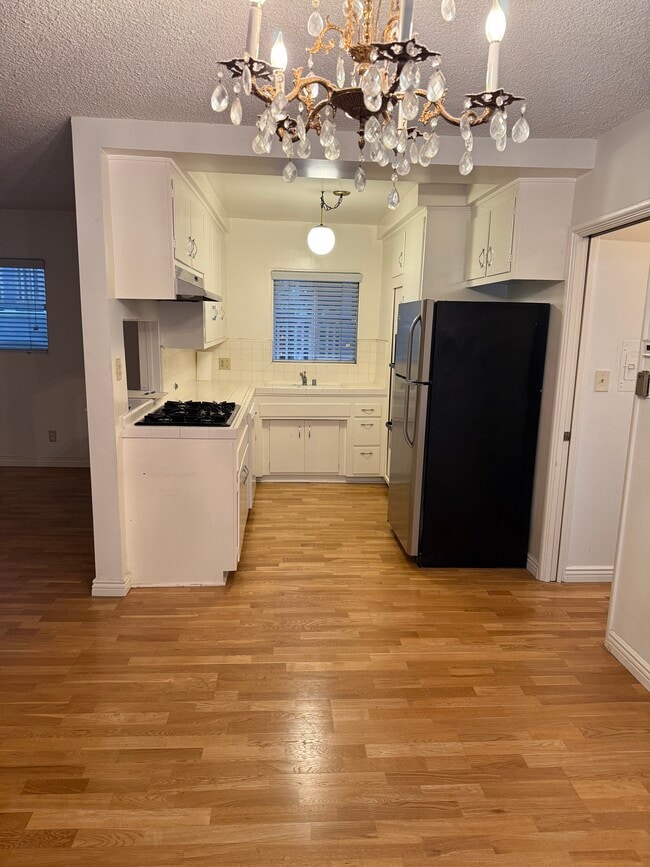 Building Photo - 10350 Almayo Ave