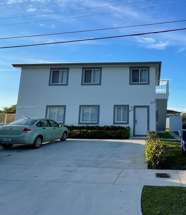 Foto del edificio - 2121 NW 72nd St