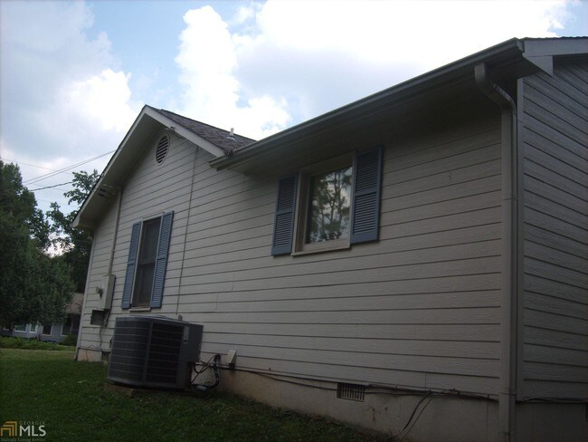 Building Photo - 283 Clover Dr