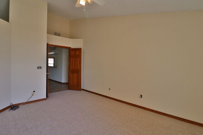 Building Photo - 3/2/2 Split plan with over 2100 square feet