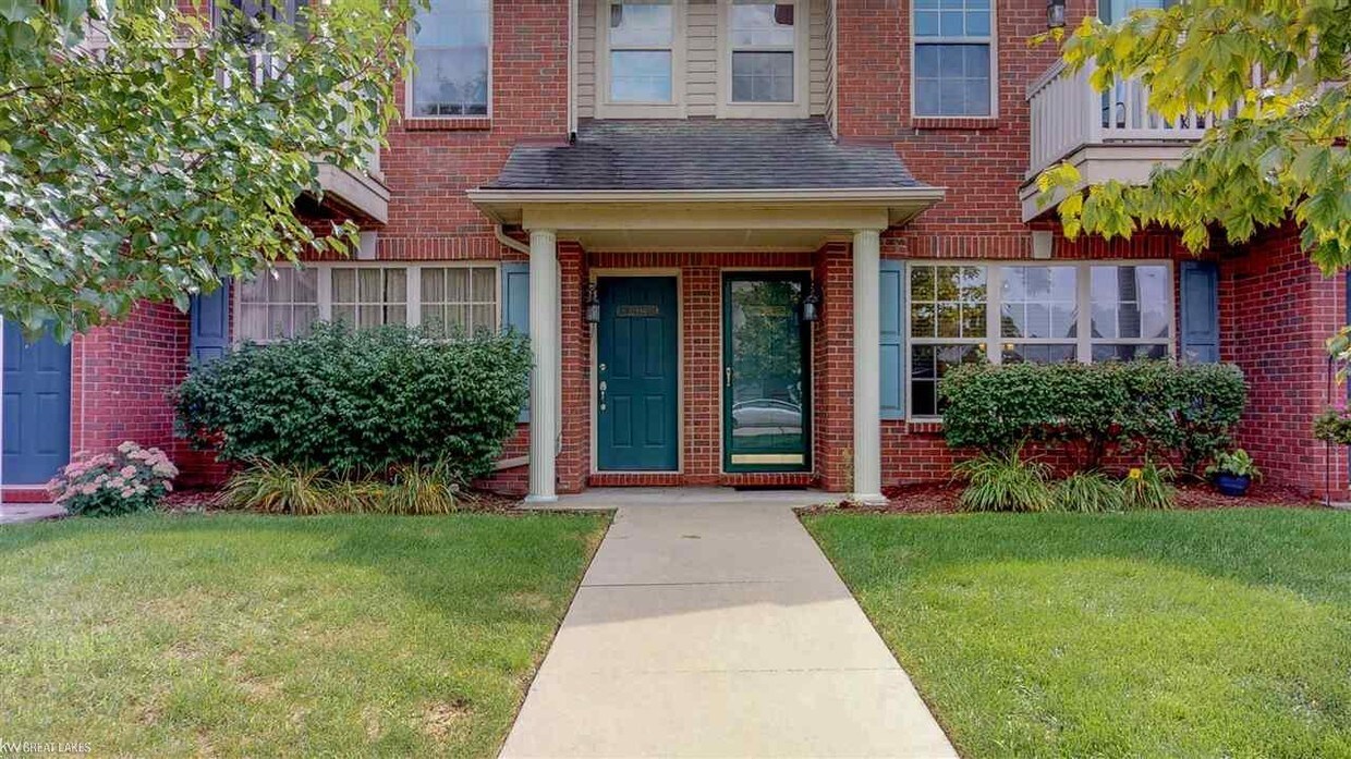 32986 Redstone Dr, Chesterfield Township, MI 48047 Condo for Rent in