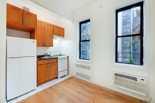 Building Photo - 302 E 90th St