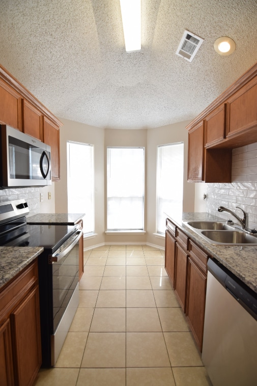 Building Photo - 2405 Cactus Dr