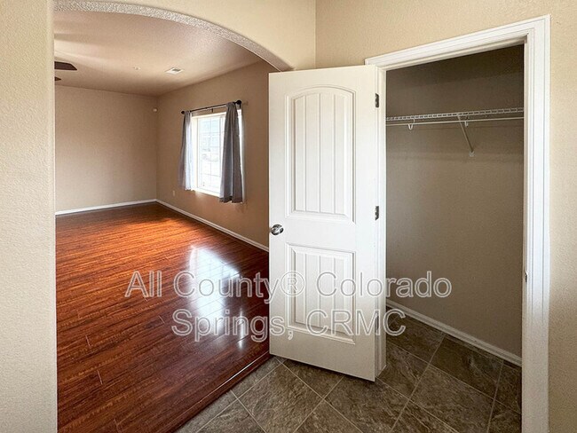 Foto del edificio - 4869 Pearl Kite View