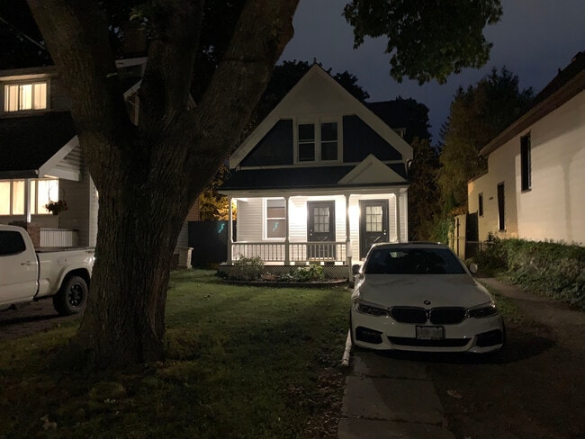 Building Photo - 724 William St