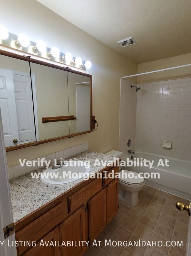 Foto del edificio - 655 W Waterbury Dr