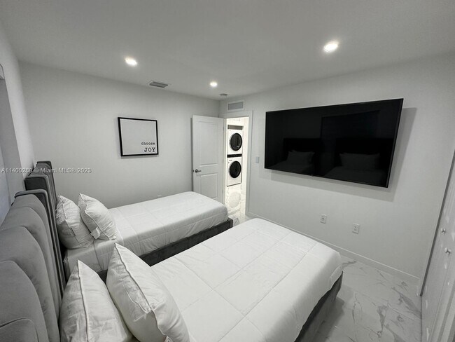 Foto del edificio - 2490-2492 NW 44th St