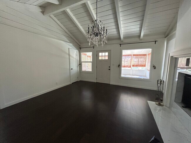 Foto del edificio - 14971 Elizabeth Lake Rd
