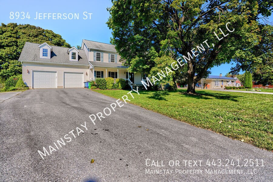 Primary Photo - Beautiful 4 Bedroom + 2 Bonus Room Single ...