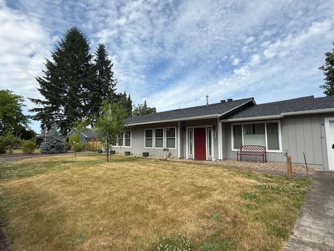 Foto principal - Rare Large Four Bedroom Home Plus Office W...