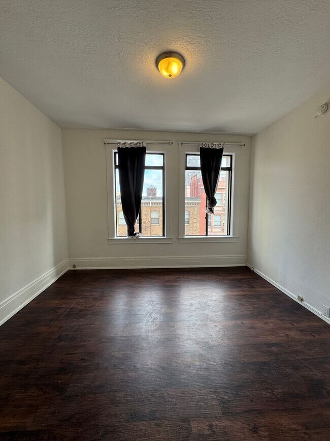 Foto del edificio - Modern Private Room with Attached Bath in ...