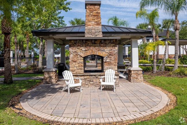 Chimenea y asientos al aire libre - Grandewood Pointe