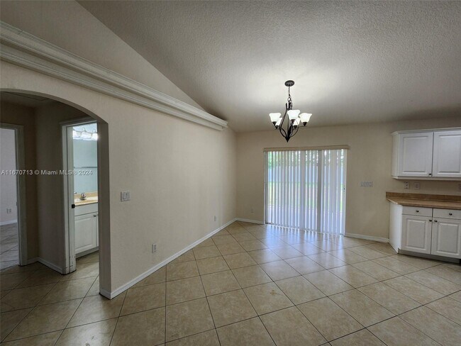Building Photo - 1010 SW Mataro Ave
