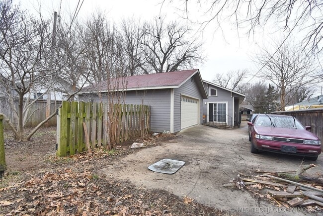 Building Photo - 319 S Gillette Ave