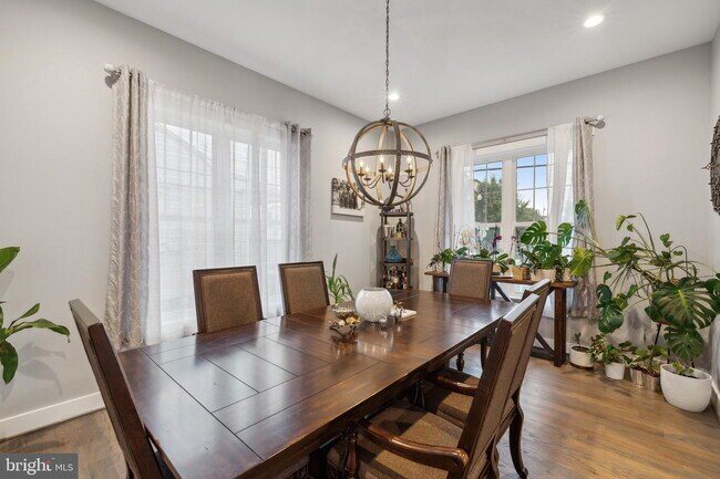 Foto del edificio - This meticulously cared-for residence, constructed in 2021 by Danforth Homes, presents everything...