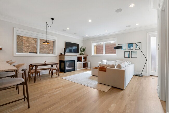 Foto del edificio - 2738 N Racine Ave