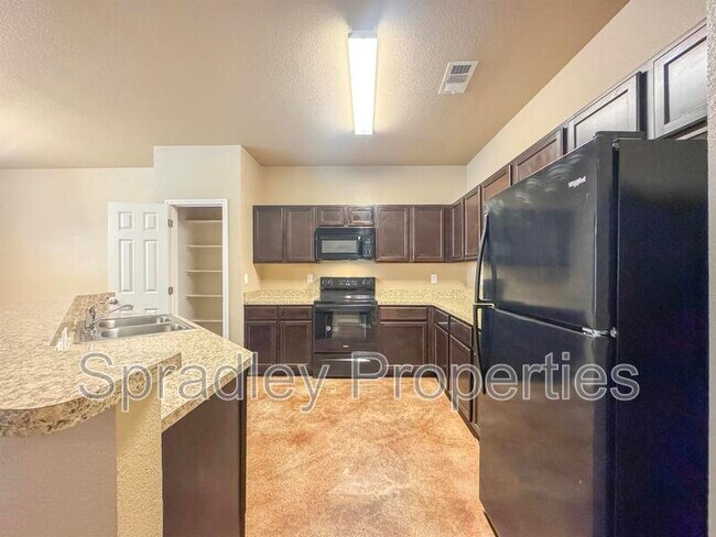 Foto del edificio - 7017 Cameron Park Rd