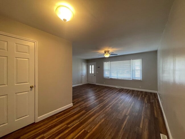 Building Photo - 105 Hull Dr