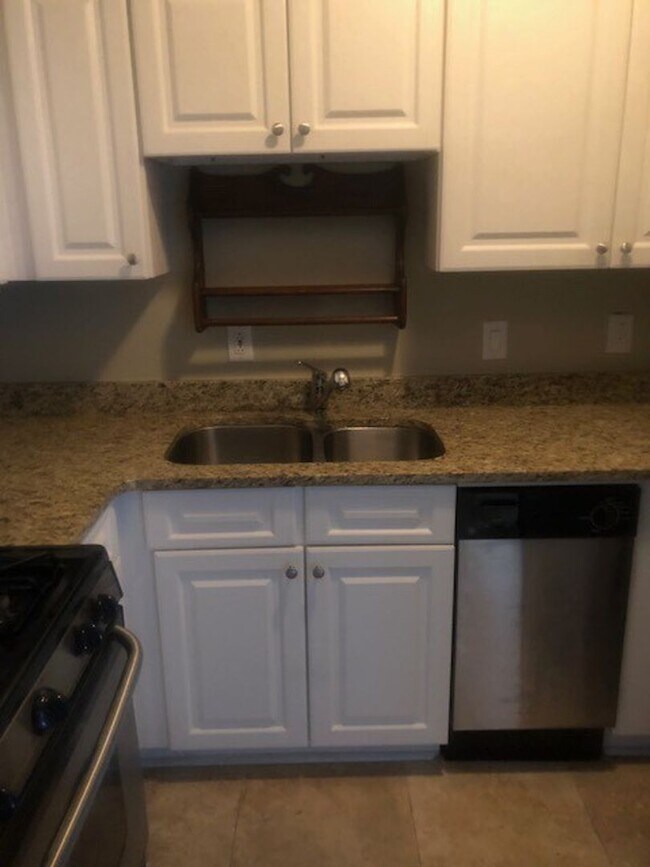 Building Photo - * Move In Special- $500.00 of 1st Month Re...