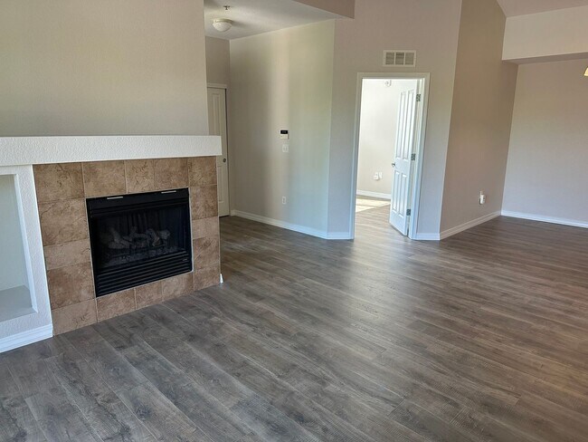 Foto del edificio - Updated upper floor condo with great south...