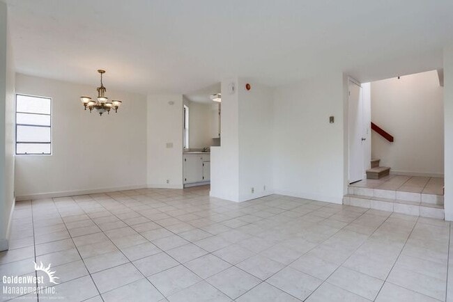 Building Photo - Newly Renovated 2Bdm 1.5Ba Townhome in La ...