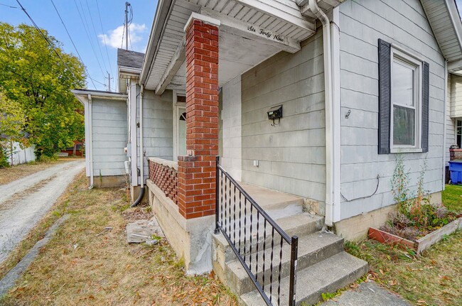 Building Photo - Two Bedroom, One Bathroom House in Hamilton