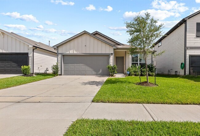 Building Photo - 23526 Glenbuck St