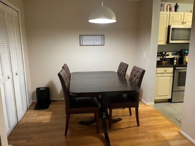 Building Photo - Beautiful Furnished 2/2 condo in Windsor Park