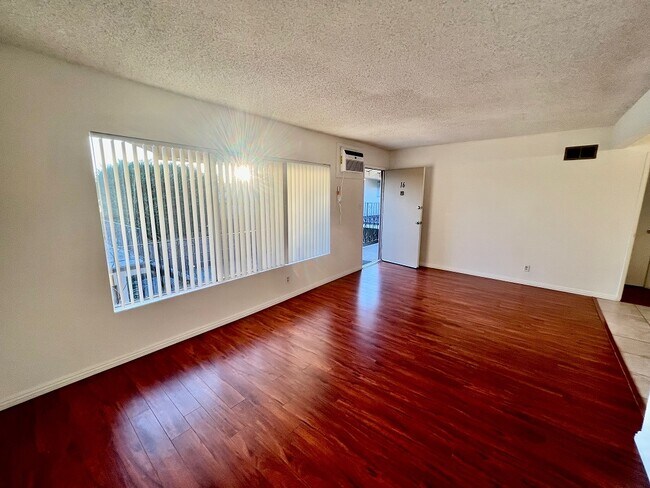 Building Photo - 1132 W Duarte Rd