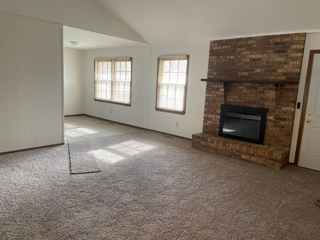 Building Photo - Like new, ranch home near Bass Pro, fully renovated interior,