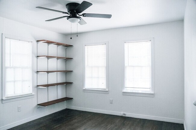 Building Photo - Cute 2 Bedroom 2 Bathroom with lots of cha...