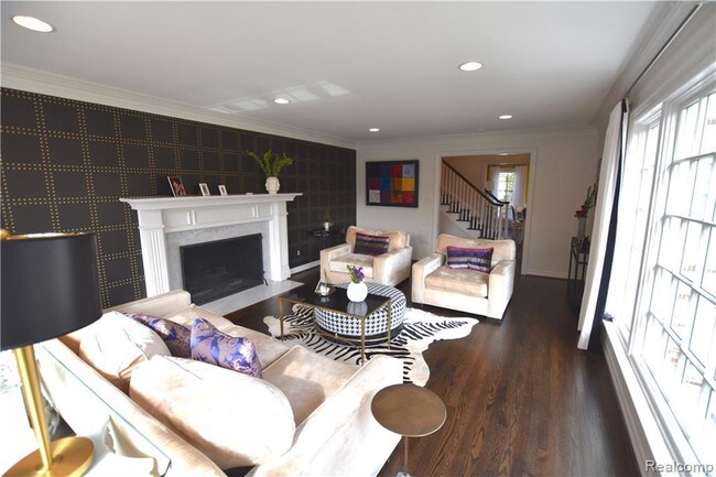 Building Photo - 893 Glengarry Cir W