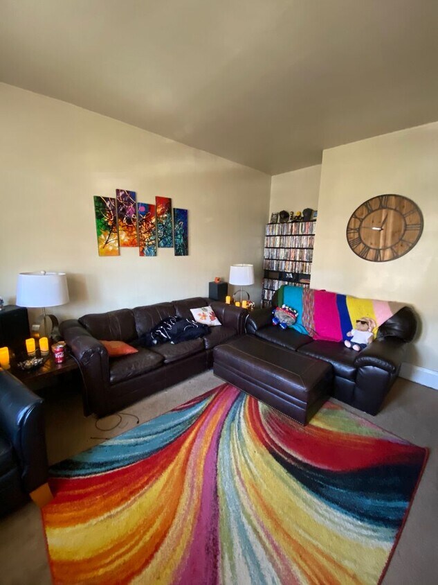 Building Photo - Available May 2024 - Traditional 2 Bedroom...