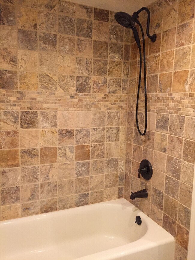 Building Photo - 202 Pineview