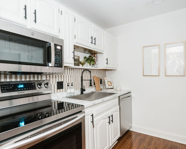 Building Photo - 35 Nathan Ln N