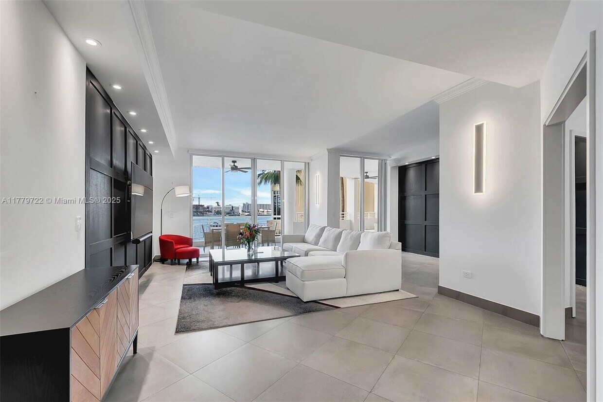 Primary Photo - 848 Brickell Key Dr