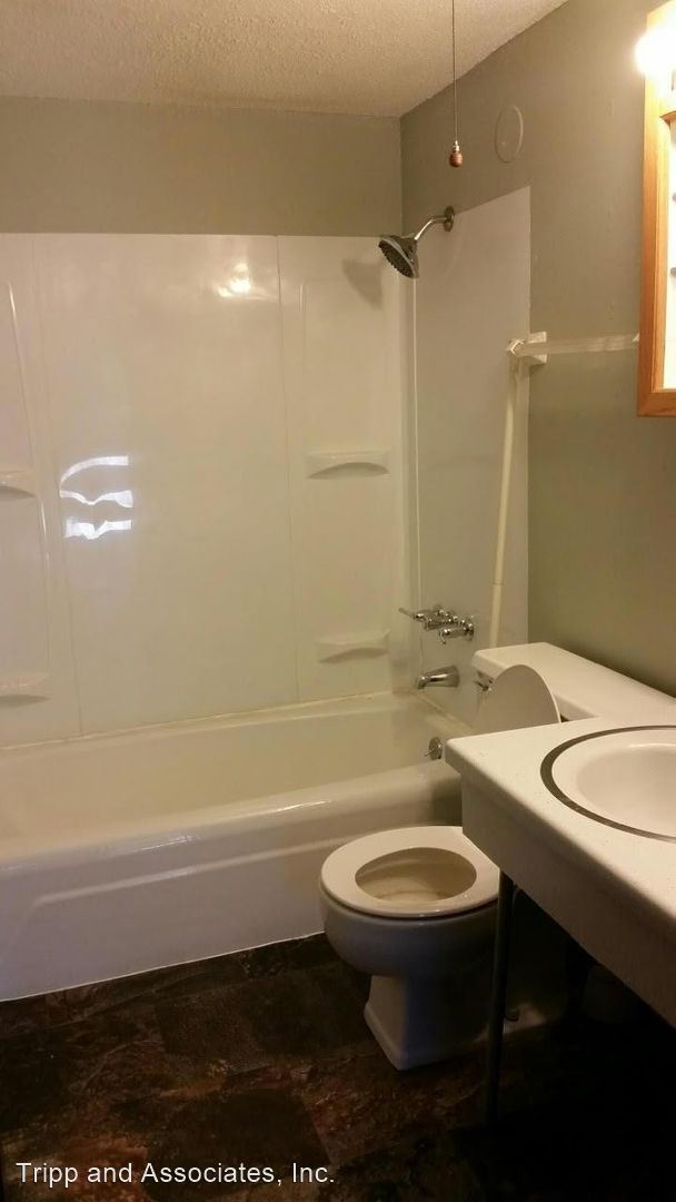 Building Photo - 1 br, 1 bath Apartment - 765-791 Russell Rd.