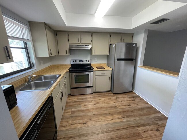 Foto del edificio - ANNUAL RENTAL - 2 BED / 2 BATH - IN PINE H...