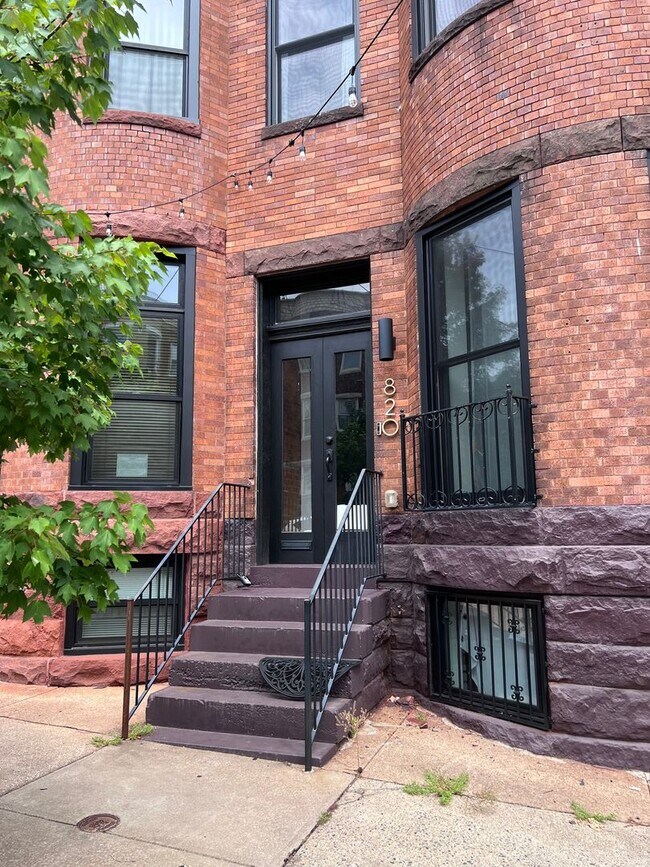 Building Photo - Three Bedroom - Three Story Reservoir Hill...