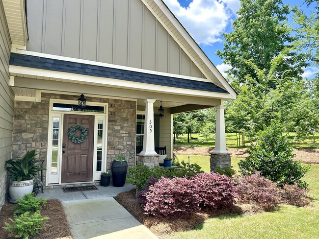 Building Photo - 305 Colonnades Dr