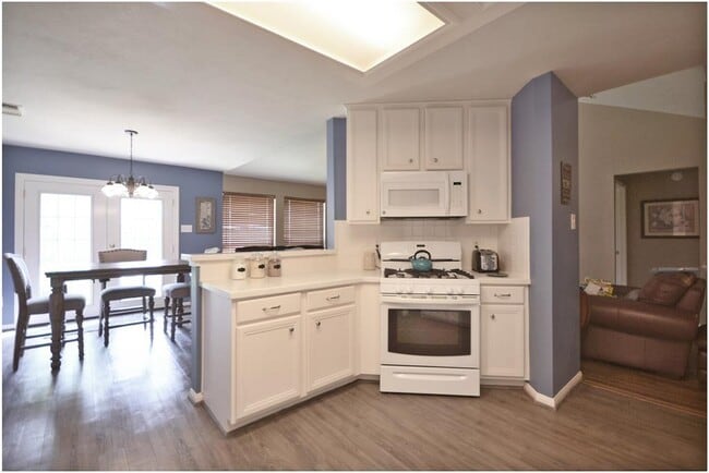Building Photo - 2121 Winding Springs Dr