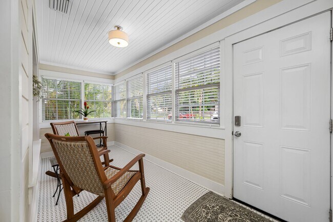 Foto del edificio - Central St. Pete 2 Bedroom 1 Bath Bungalow!