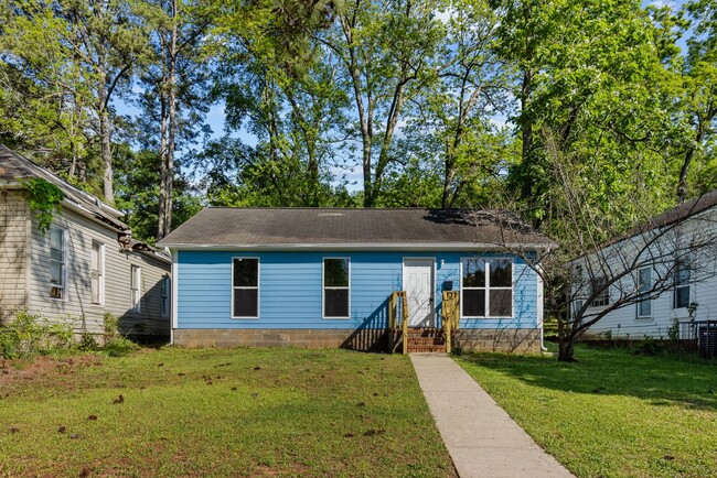 Building Photo - Beautifully Renovated 3 Bedroom 2 Bath Hom...