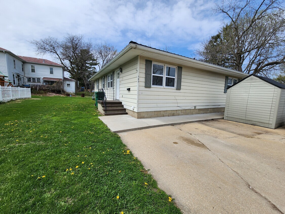 Foto principal - 107 8th Ave NE