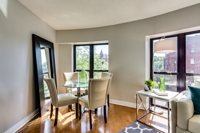 Foto del edificio - 350 W Belden Ave